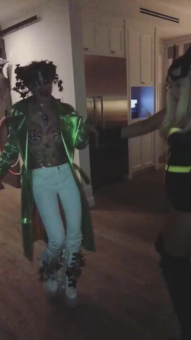Bella Thorne Tana Mongeau clip