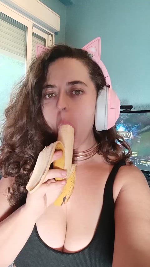 A banana in the mouth🥵😵💫