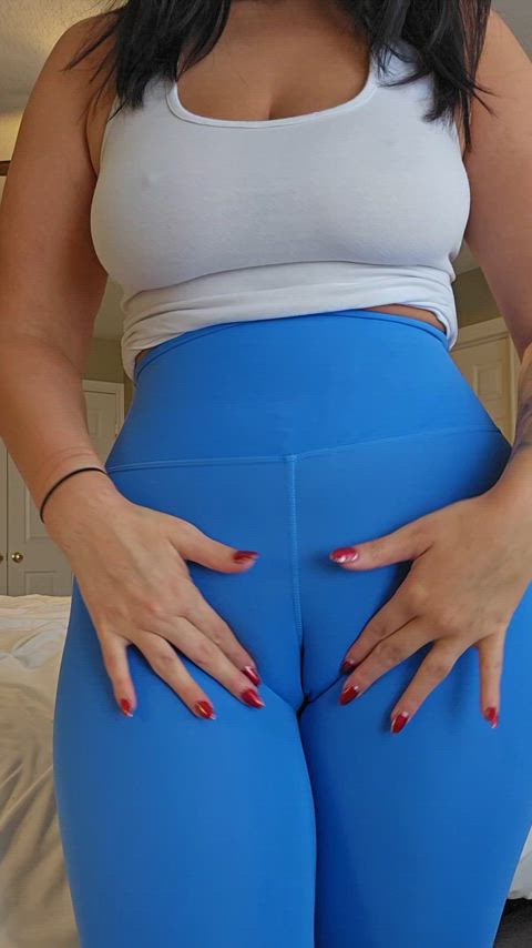 a real phat pussy will show itself under anything