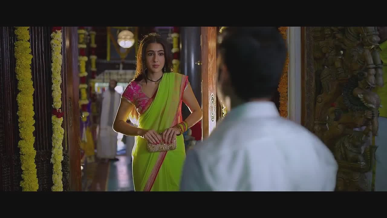 Sara Ali Khan showing her cleavage to Dhanush in Atrangi Re 2021