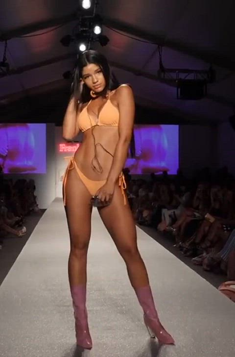 bikini bubble butt jiggling model clip