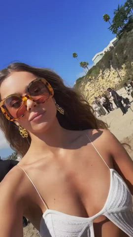 cleavage hailee steinfeld natural tits clip