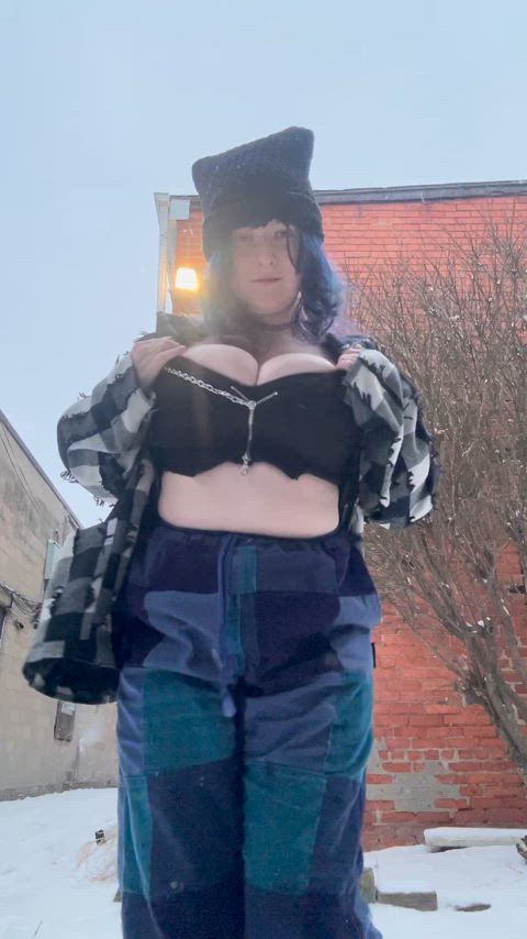 My big natural tits are so bouncy, everyone should be able to see them