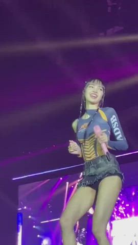 Lisa sexy little dance move 😵💫