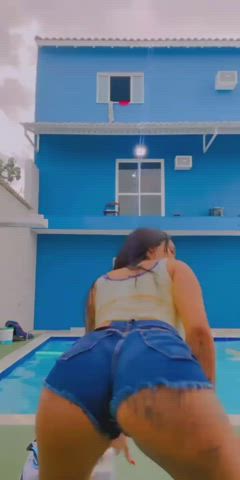 Brazilian Brunette Dancing clip