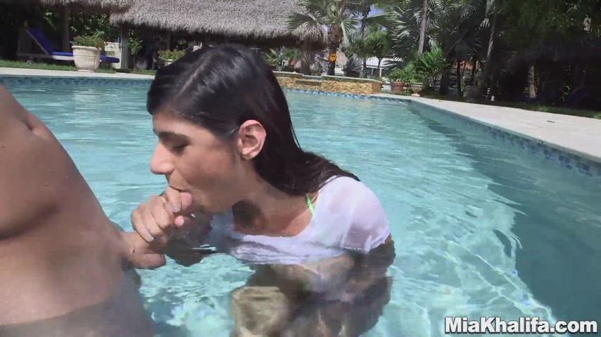 Mia Sucking Dick In Pool 💦💦