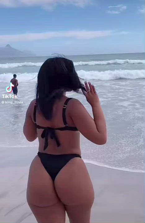 She draggin that wagon
