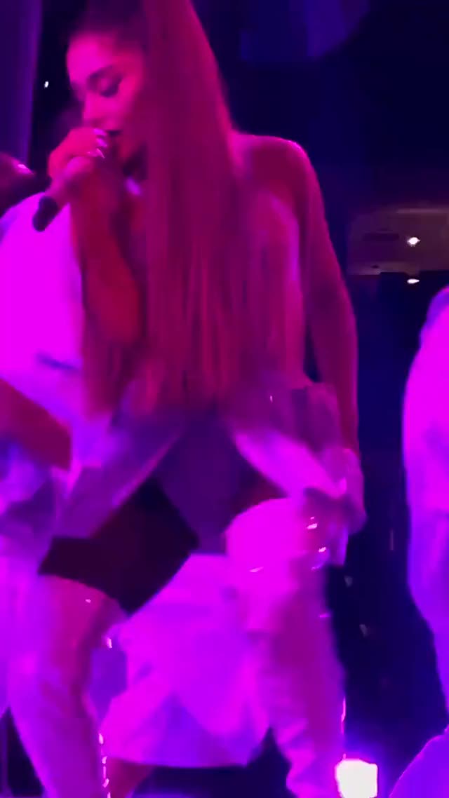 2019-08-23-SweetenerTour1