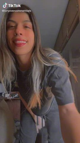Cute TikTok Underboob