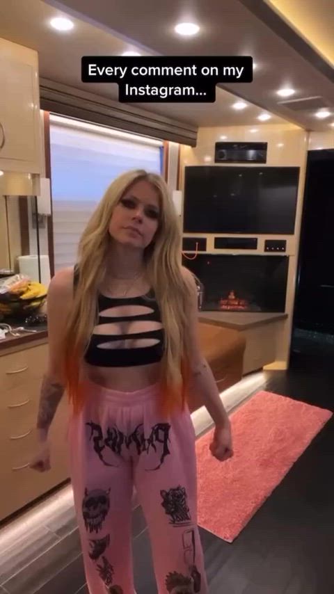 avril lavigne celebrity cleavage clip