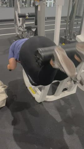 Mommy hitting legs 🏋️♀️