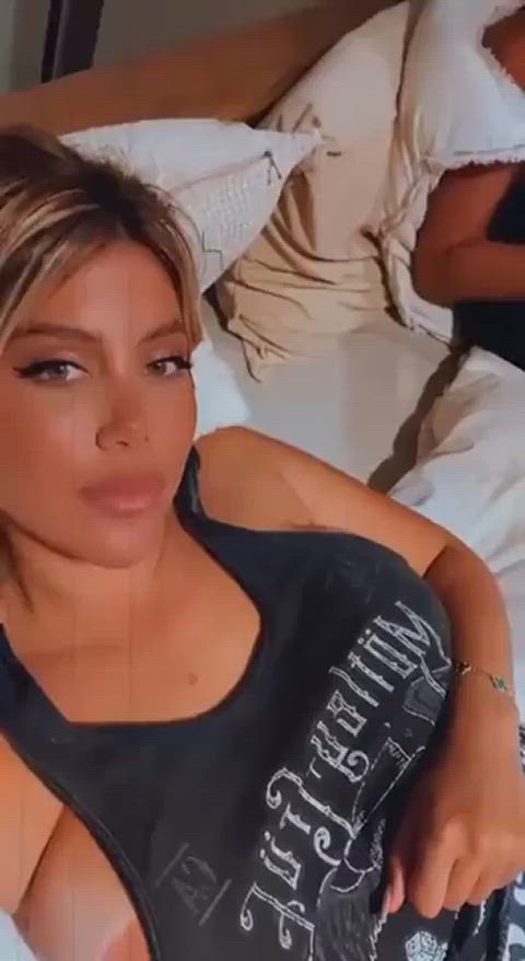 big tits dirty blonde model natural tits nipple nipslip clip