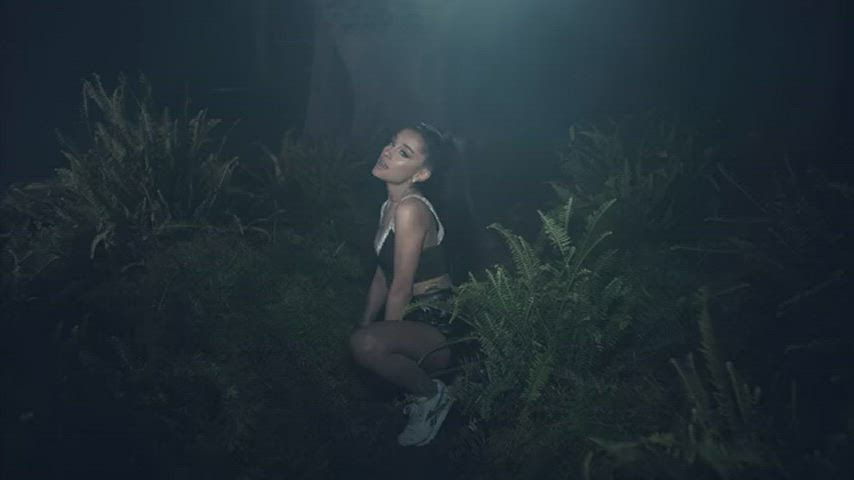 ariana grande celebrity dancing legs ponytail star tits tongue fetish clip