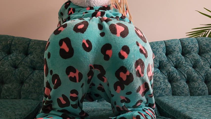 Some twasing in my fleece onesie π₯΅