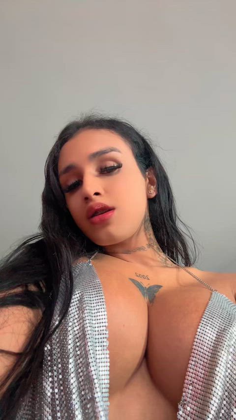 Drop your age if you’d go on a date w me 🍒