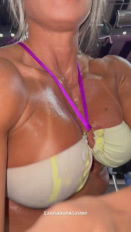 Muscular sweaty girl (Fafafitness11)