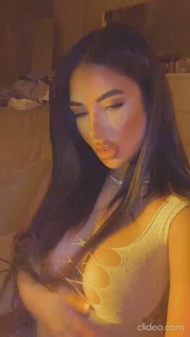 Juicy lips and squeezable tits