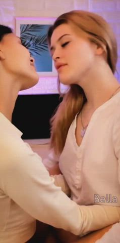 kissing lesbian lesbians clip