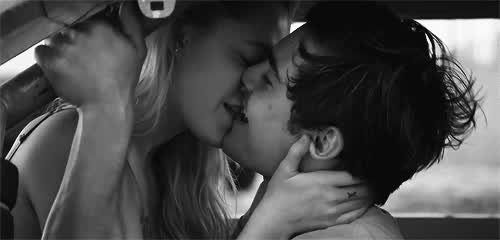 Car Sex Kiss Pussy clip