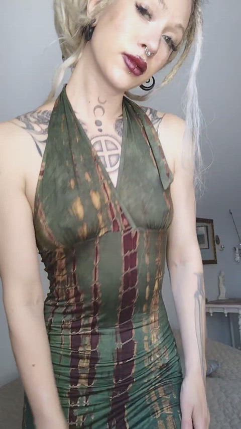 What do you think of my dress? π€