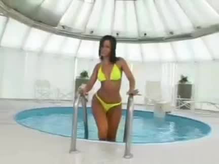 Simone's perfect body in a bikini
