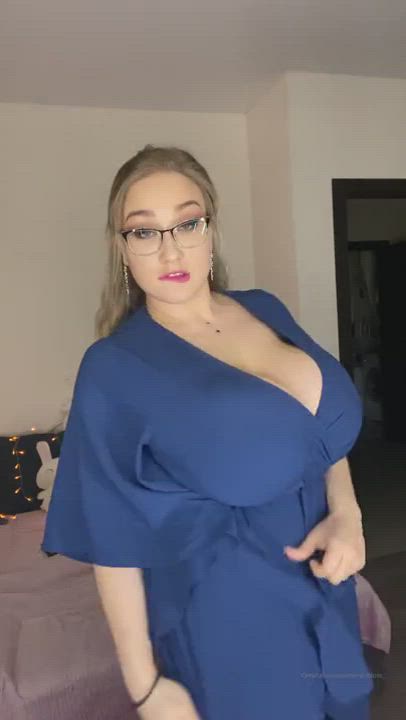 Big Tits Boobs Cleavage Jiggling Tits clip