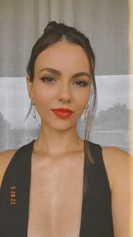 Cleavage Natural Tits Victoria Justice clip