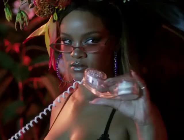 Rihanna clip