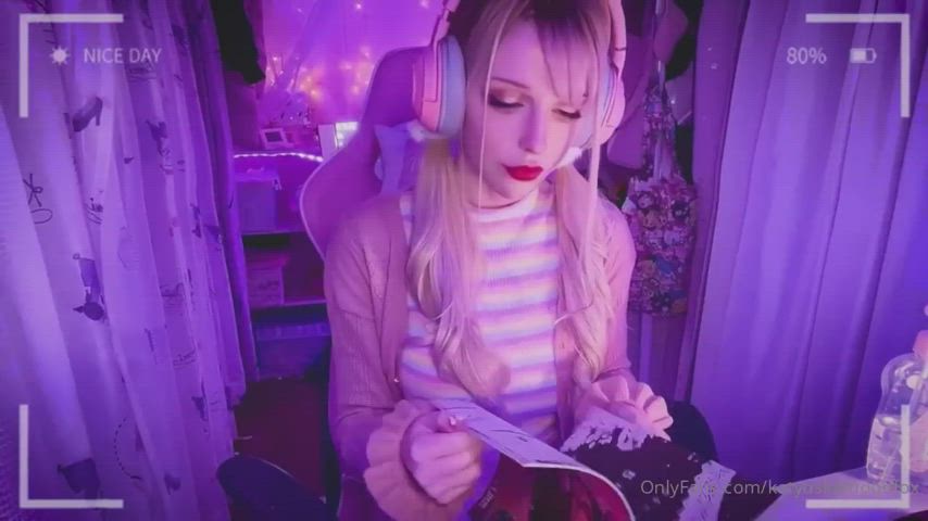 Gamer Girl Masturbating Pussy clip