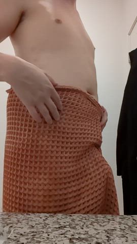releasing my big cock after a shower πΏ
