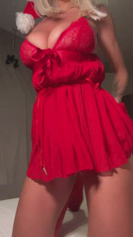 My christmas costume is falling of me guysš«