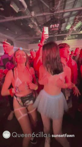 Everyone around us was so distracted they didn't even see me and u/sunsetfawn flashing
