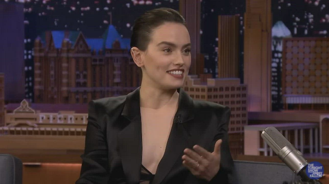 Daisy Ridley clip