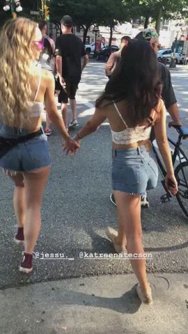 Blonde Girls Kiss clip