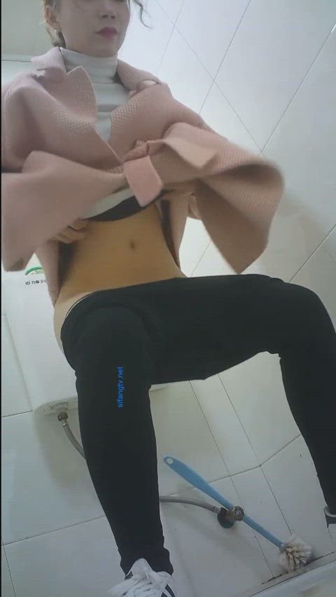 asian babe toilet clip