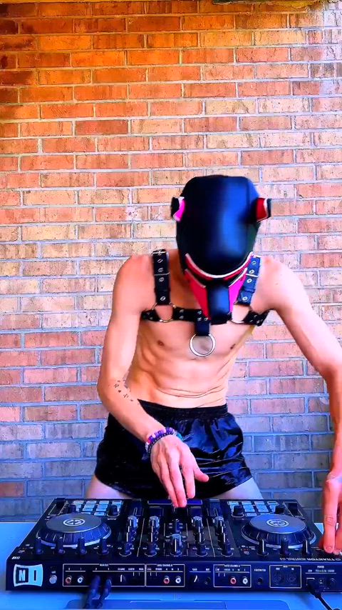 Sorry if this doesnβt belong here but it was SO much fun playing with my hood on