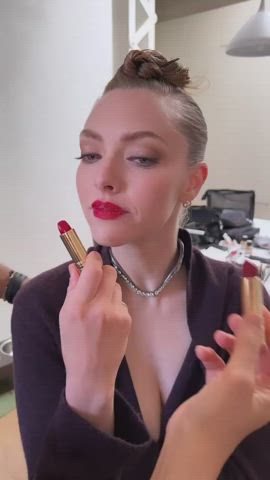 amanda seyfried big tits cleavage clip