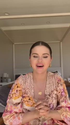 Cleavage Natural Tits Selena Gomez clip