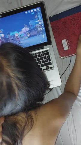 We like to play videogames!! Frida & Amy