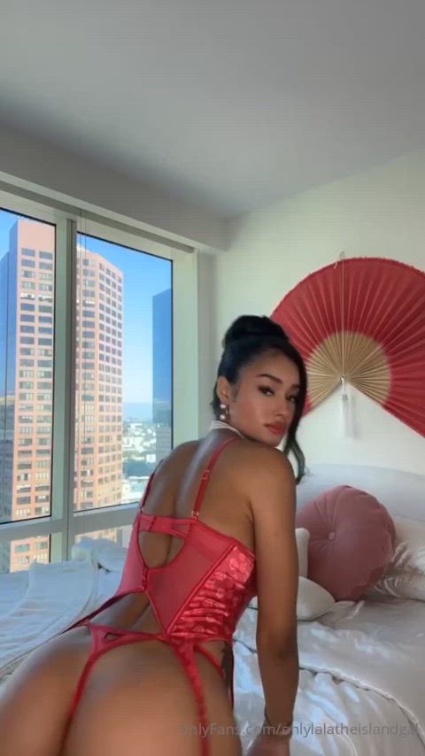 Lala Baptiste shaking itπ