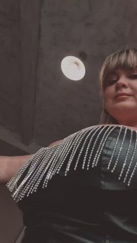 busty cleavage huge tits clip