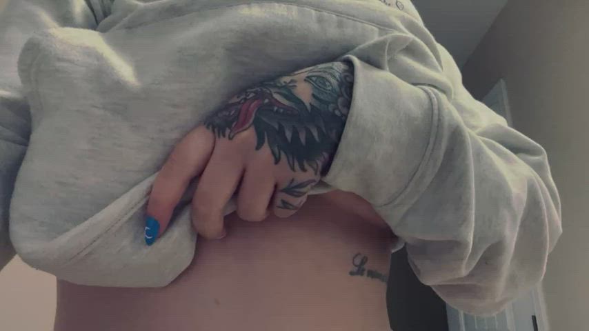 New nails = titty drop ?