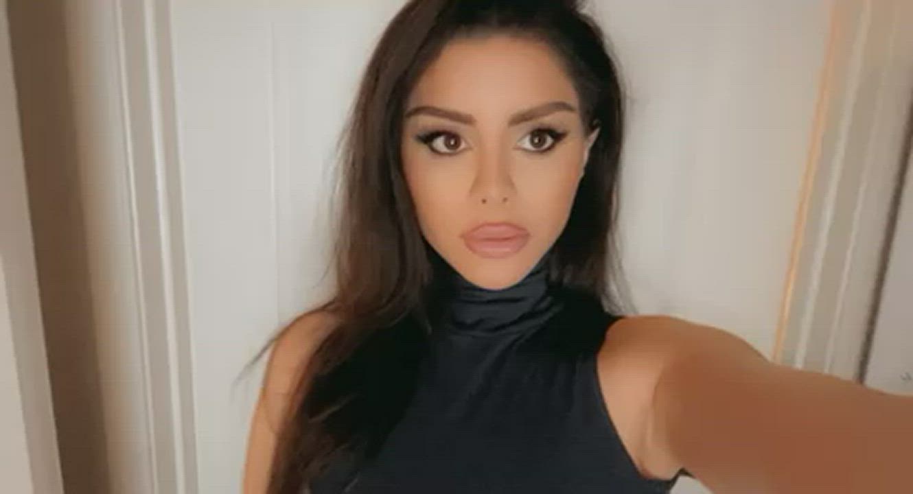 Pretty girl with some pretty titties ?