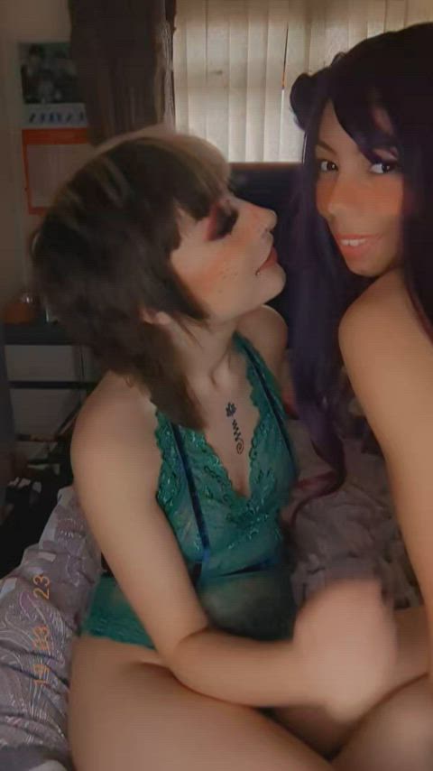 two best friends in a room, they might kiss š»š