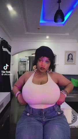Busty Cleavage Huge Tits clip