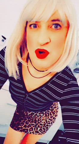Blonde Eye Contact Lips clip