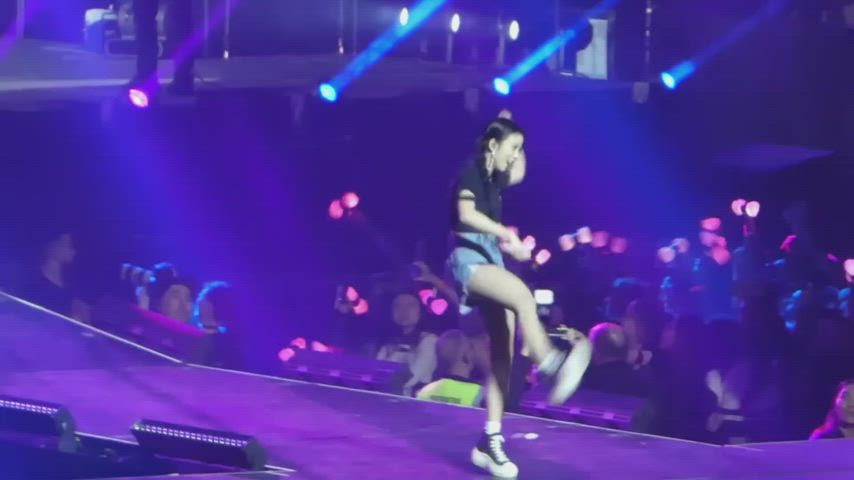 jiggling korean thighs clip