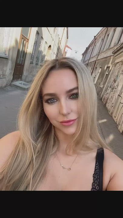 Big Tits Blonde Blue Eyes clip