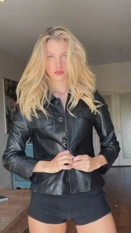 australian blonde non-nude tiktok clip