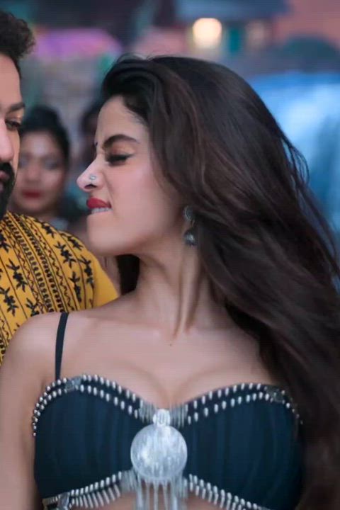 Janhvi Kapoor in "Daavudi" song